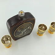 На память: Набор фляжка кожа "Волки". Златоуст — фотография 2