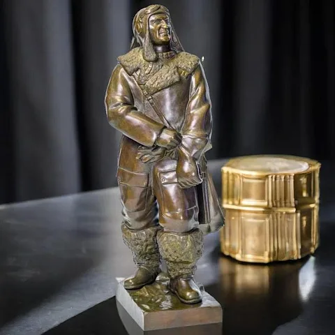 Бронзовая композиция «Полярный лётчик» — необычный подарок