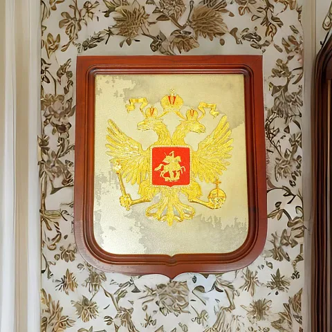 На память: Плакетка «Герб России» из латуни и дерева
