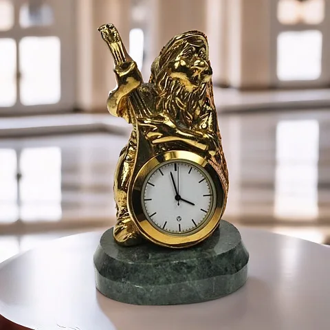 Подарочные настольные часы с бронзовым гномом-музыкантом