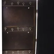 На память: Ключница «Розы» с бронзой, ясенем и ониксом — фотография 3