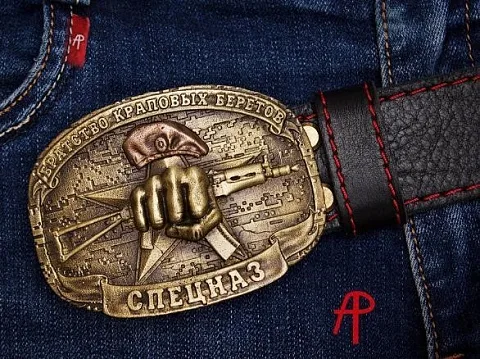 Мужской ремень из кожи «Краповые береты» с фигурной бляхой — красивый подарок