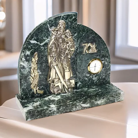 На память: Часы с солдатом и мечом