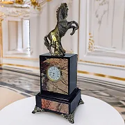 Каминные часы «Конь» из яшмы — красивый подарок — фотография 1