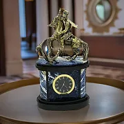 Подарочные каминные часы «Георгий Победоносец» из содалита и долерита — фотография 1