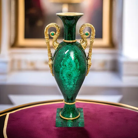 Ваза «Оливия» из малахита — красивый подарок
