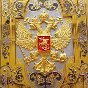 На память: Деревянные нарды «Герб РФ» с позолоченной златоустовской гравюрой — фотография 13