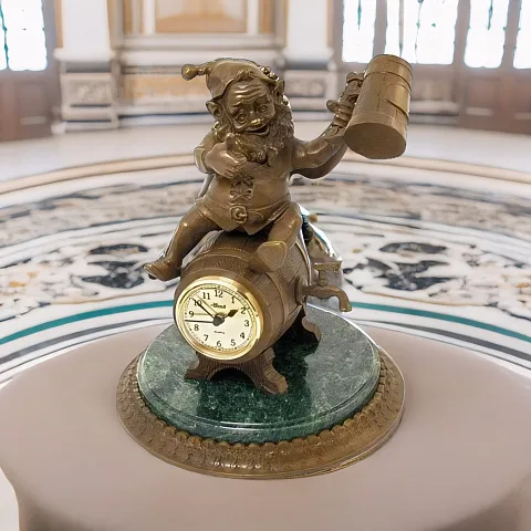 Настольные часы с гномом на пивной бочке в подарок