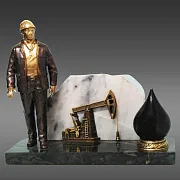 Бронзовый сувенир «Работник нефтяной промышленности 3» — необычный подарок — фотография 2